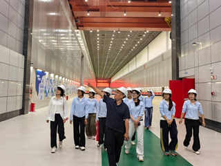 观大国重器悟奋进力量 访先进村寨学振兴经验 ——商贸管理学院“青承遗韵”志愿服务团开展深度研学实践活动