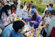 经济与管理学院开展“把秋天装进相框”DIY压花贴纸和猜谜活动