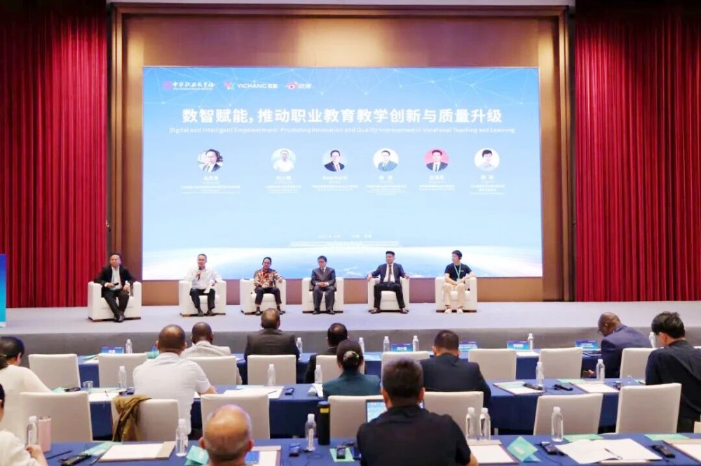 学校党委书记赵伟受邀参加第二届“一带一路”职业教育国际论坛并在会上作交流发言