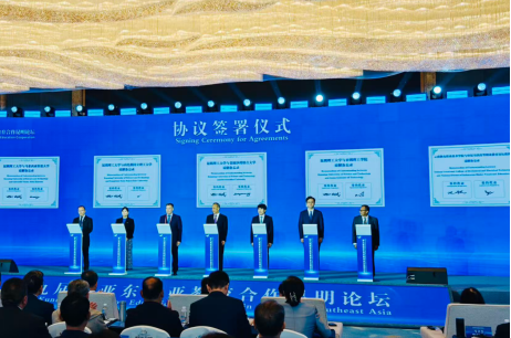 沈韬校长应邀参加第九届南亚东南亚教育合作昆明论坛——学校两项国际合作成果精彩亮相